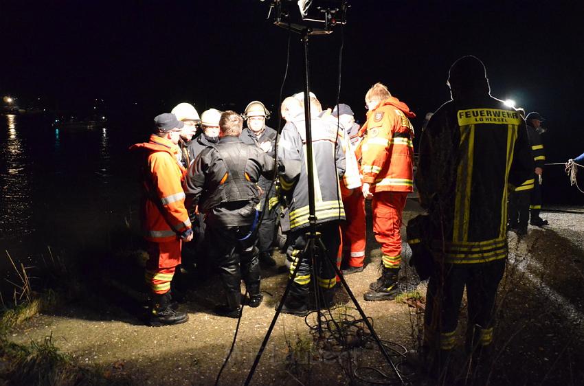 Einsatz BF Koeln PKW im Rhein Mondorf Hersel P067.JPG